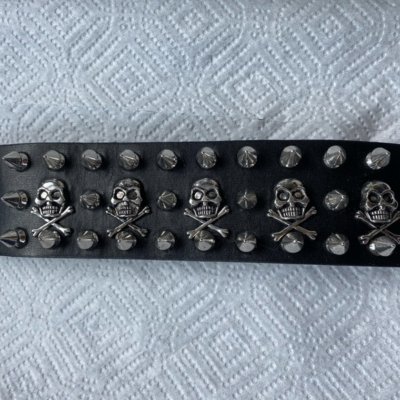 Bracelet skull and spikes biker style. Snap adjustment for 2 size fit. - Picture 2 of 5